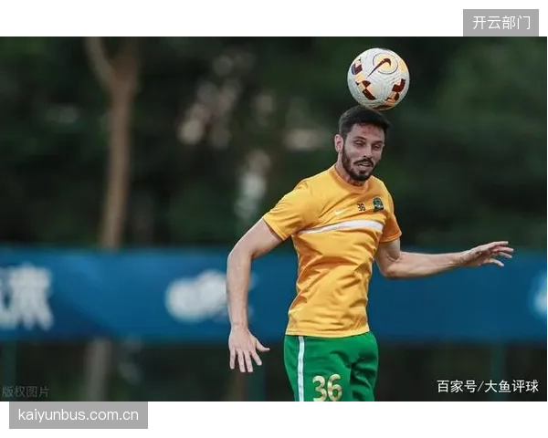 梦想队依靠积极的上线压迫和传球路线破坏，频繁通过抢断发动快速反击，成为联盟防守反击的代表。
