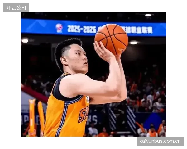 上海队锋线李弘权成长为关键轮换,其高命中率远投成球队进攻利器。 上海队锋线李弘权成长为关键轮换,其高命中率远投成球队进攻利器。
